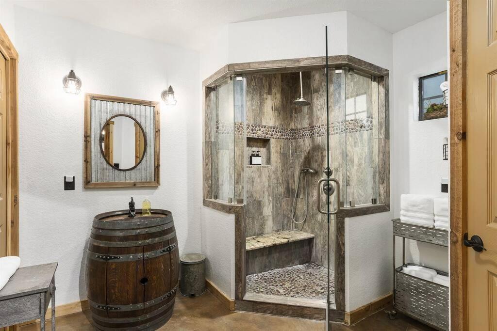 הוילה פרדריקסברג Pet Friendly! Hot Tub, 2Mins From Main, Fire Pit מראה חיצוני תמונה