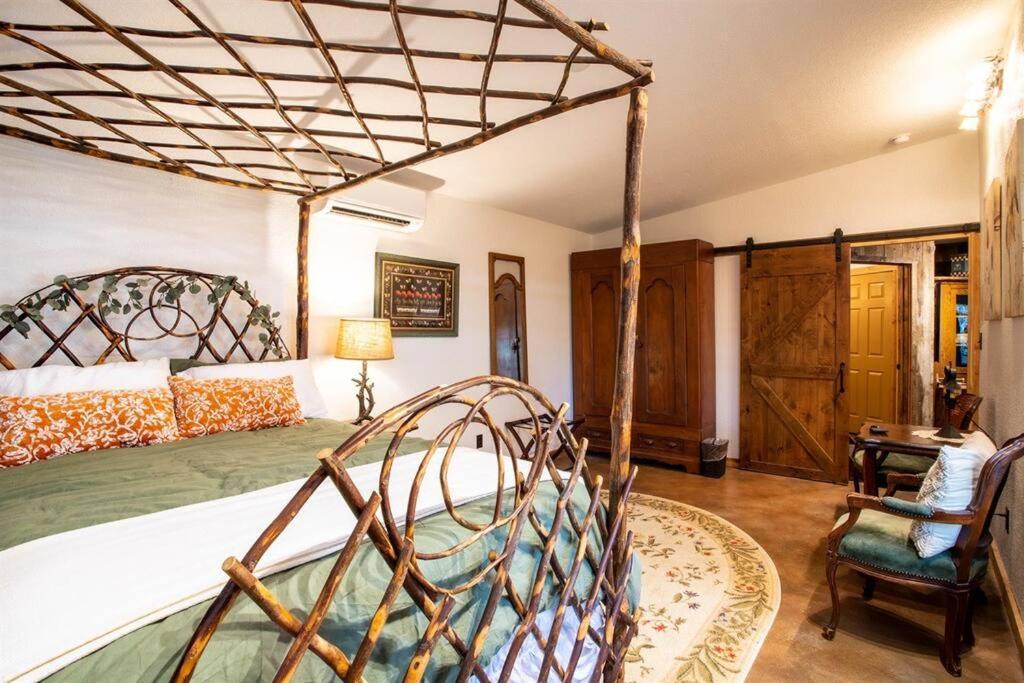 הוילה פרדריקסברג Pet Friendly! Hot Tub, 2Mins From Main, Fire Pit מראה חיצוני תמונה